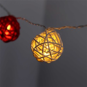 Iris Gömb alakú fonott/rattan/4m/fehér + piros/20db LED-es/3xAA elemes fénydekoráció 